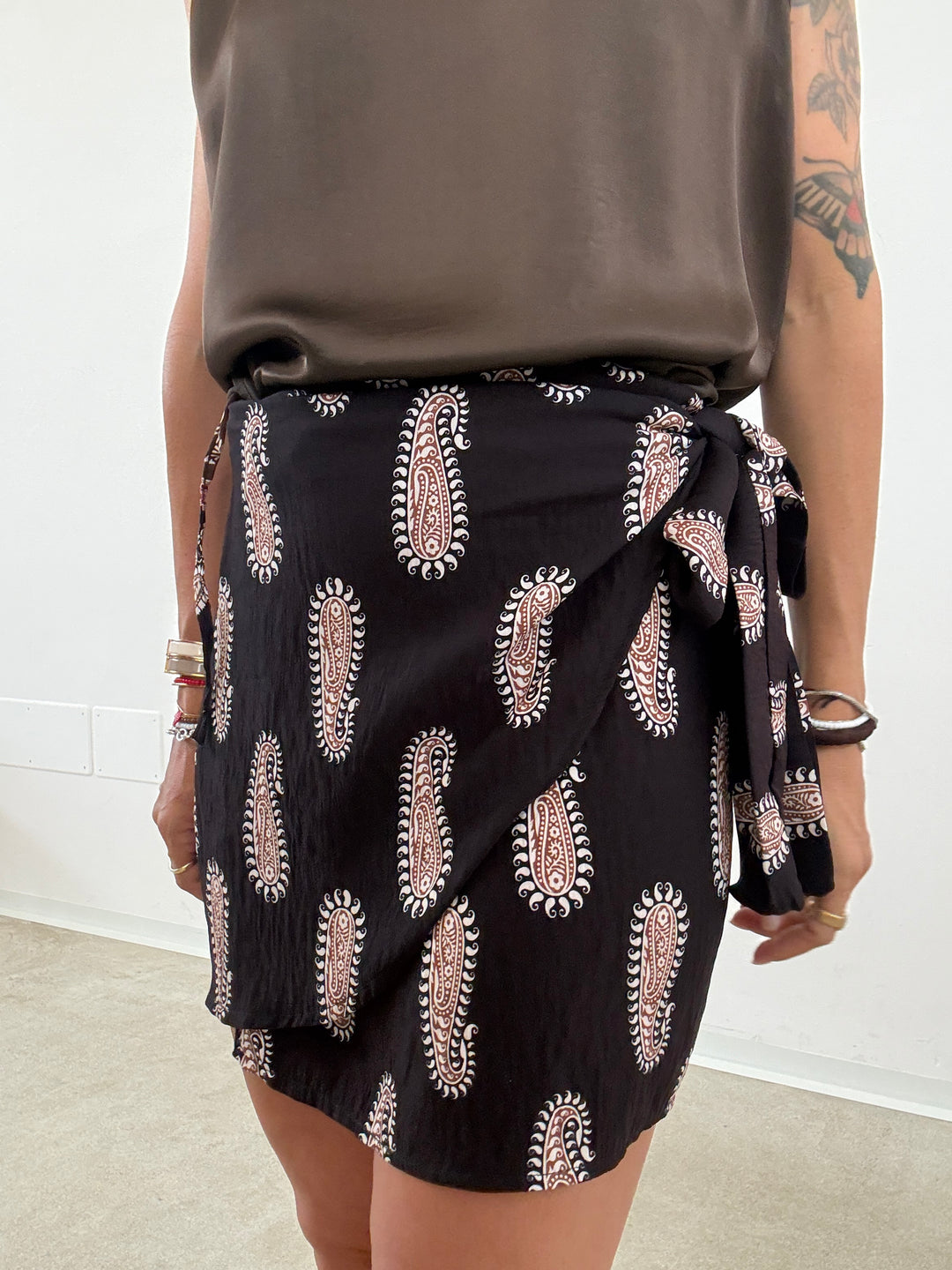 MINIGONNA PAREO NERA PAISLEY CUOIO