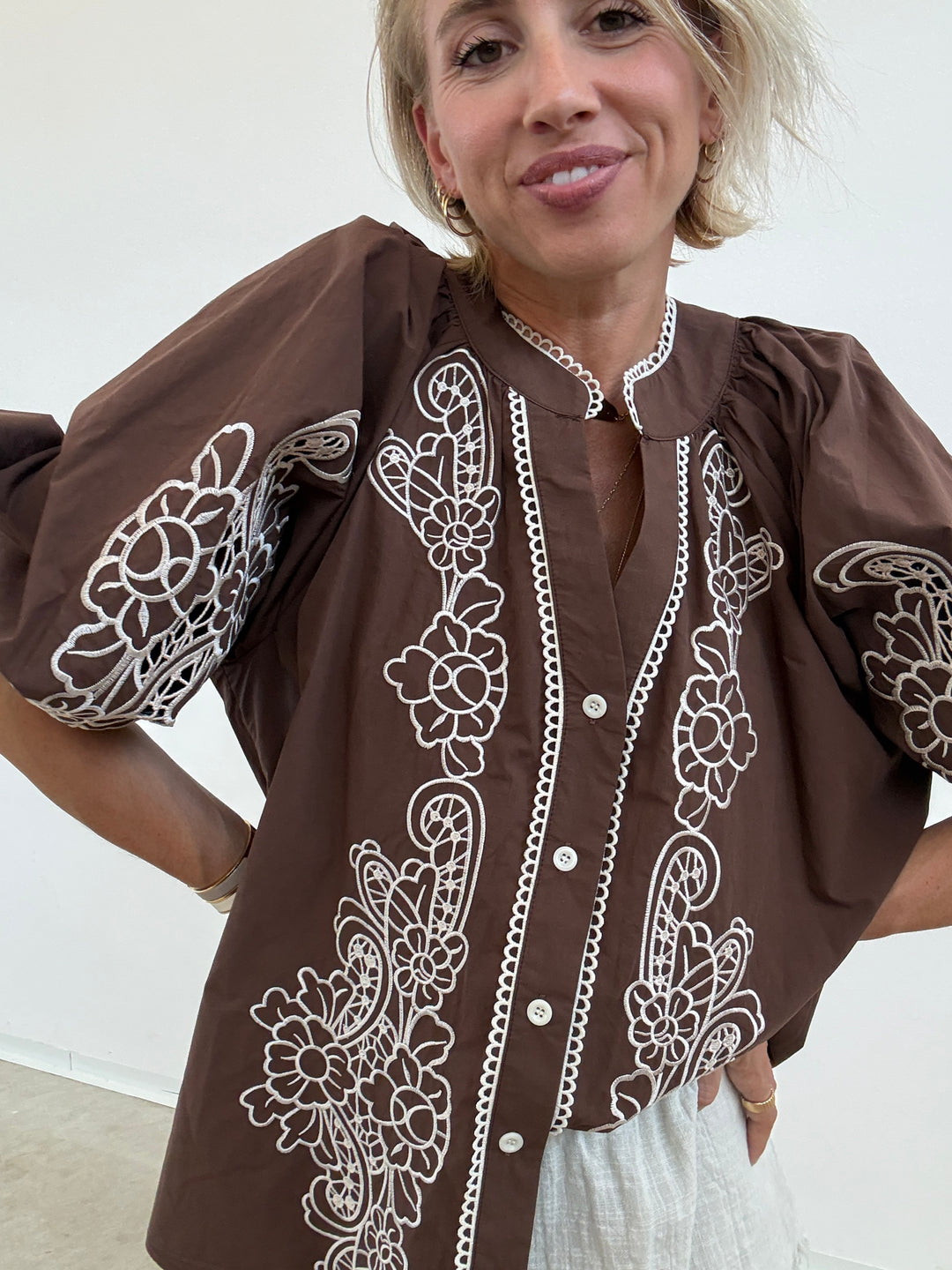 CAMICIA LUISA RICAMO MARRONE