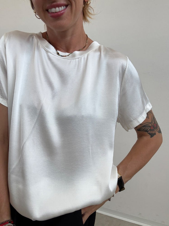 TSHIRT BETTA SATIN LATTE;TSHIRT BETTA SATIN LATTE;TSHIRT BETTA SATIN LATTE;TSHIRT BETTA SATIN LATTE