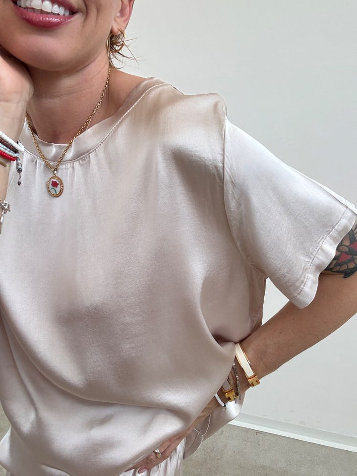 TSHIRT BETTA SATIN LIGHT BEIGE;TSHIRT BETTA SATIN LIGHT BEIGE;TSHIRT BETTA SATIN LIGHT BEIGE;TSHIRT BETTA SATIN LIGHT BEIGE;TSHIRT BETTA SATIN LIGHT BEIGE;TSHIRT BETTA SATIN LIGHT BEIGE