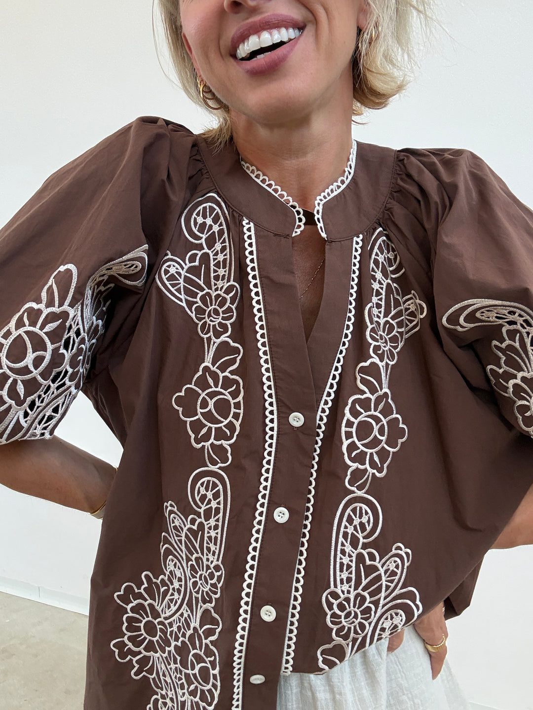 CAMICIA LUISA RICAMO MARRONE