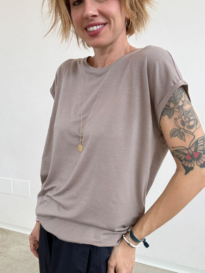 TSHIRT MAVA TAUPE;TSHIRT MAVA TAUPE;TSHIRT MAVA TAUPE;TSHIRT MAVA TAUPE;TSHIRT MAVA TAUPE;TSHIRT MAVA TAUPE;TSHIRT MAVA TAUPE;TSHIRT MAVA TAUPE;TSHIRT MAVA TAUPE;TSHIRT MAVA TAUPE;TSHIRT MAVA TAUPE;TSHIRT MAVA TAUPE