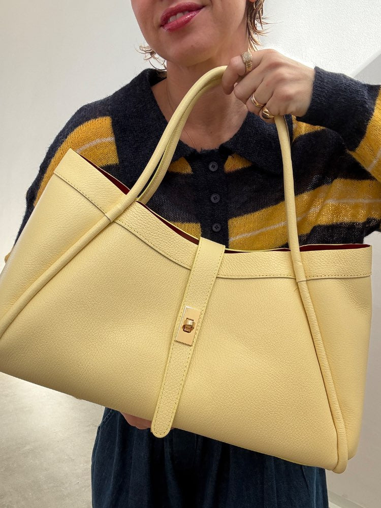 BORSA VALE MARTELLATA PALE YELLOW;BORSA VALE MARTELLATA PALE YELLOW;BORSA VALE MARTELLATA PALE YELLOW;BORSA VALE MARTELLATA PALE YELLOW;BORSA VALE MARTELLATA PALE YELLOW;BORSA VALE MARTELLATA PALE YELLOW;BORSA VALE MARTELLATA PALE YELLOW;BORSA VALE MARTELLATA PALE YELLOW;BORSA VALE MARTELLATA PALE YELLOW;BORSA VALE MARTELLATA PALE YELLOW;BORSA VALE MARTELLATA PALE YELLOW;BORSA VALE MARTELLATA PALE YELLOW