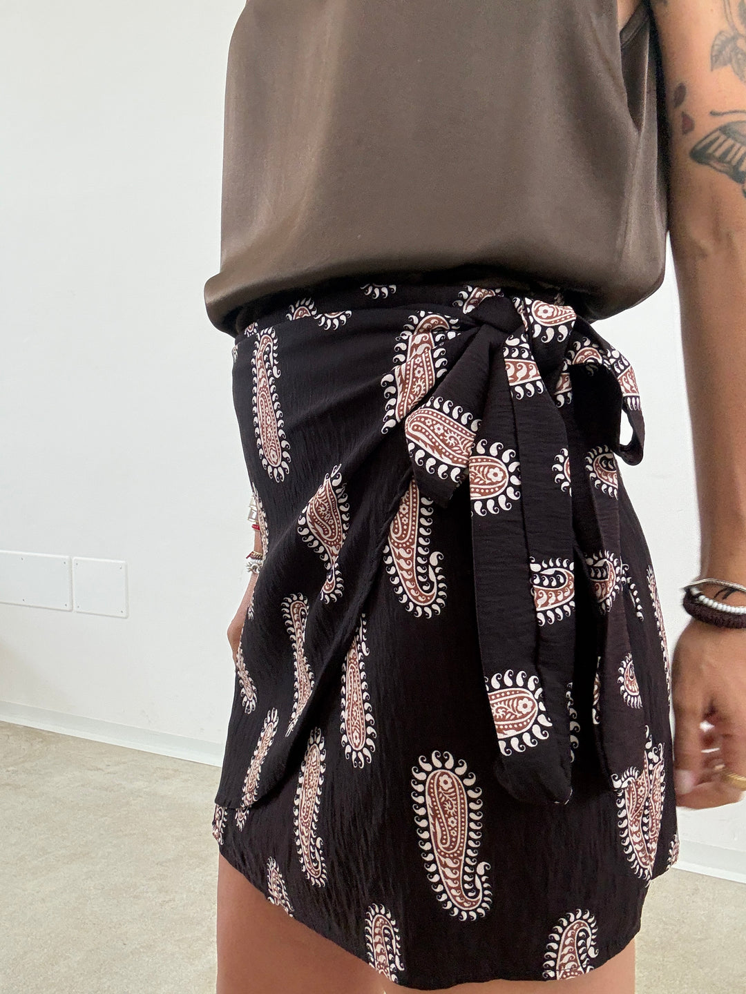 MINIGONNA PAREO NERA PAISLEY CUOIO