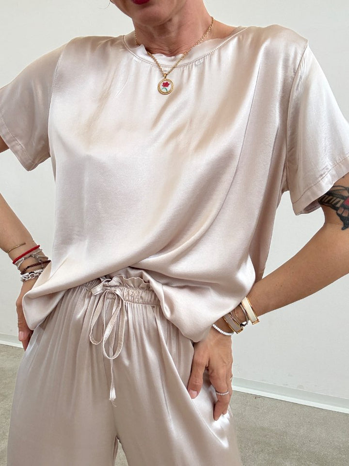 TSHIRT BETTA SATIN LIGHT BEIGE;TSHIRT BETTA SATIN LIGHT BEIGE;TSHIRT BETTA SATIN LIGHT BEIGE;TSHIRT BETTA SATIN LIGHT BEIGE;TSHIRT BETTA SATIN LIGHT BEIGE;TSHIRT BETTA SATIN LIGHT BEIGE