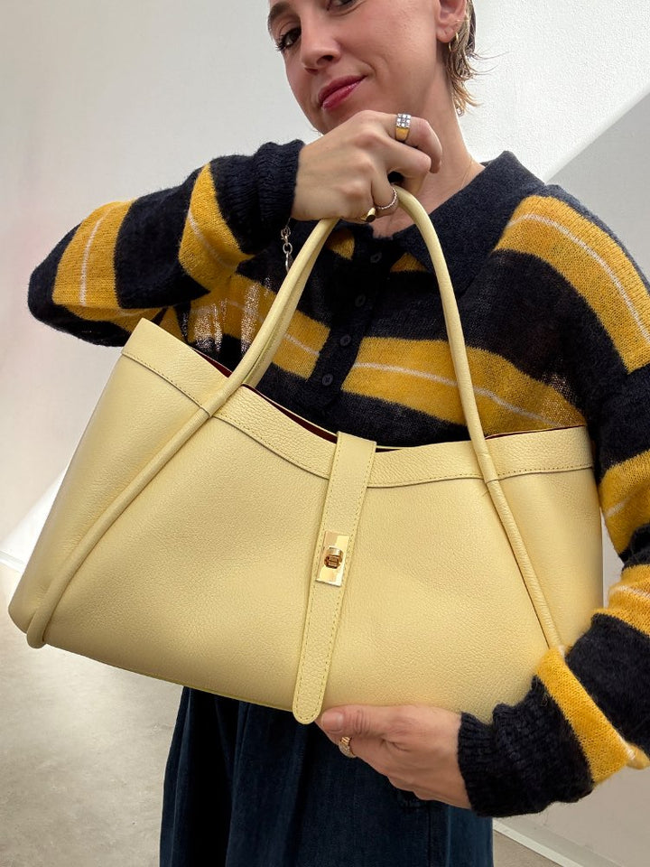 BORSA VALE MARTELLATA PALE YELLOW;BORSA VALE MARTELLATA PALE YELLOW;BORSA VALE MARTELLATA PALE YELLOW;BORSA VALE MARTELLATA PALE YELLOW;BORSA VALE MARTELLATA PALE YELLOW;BORSA VALE MARTELLATA PALE YELLOW;BORSA VALE MARTELLATA PALE YELLOW;BORSA VALE MARTELLATA PALE YELLOW;BORSA VALE MARTELLATA PALE YELLOW;BORSA VALE MARTELLATA PALE YELLOW;BORSA VALE MARTELLATA PALE YELLOW;BORSA VALE MARTELLATA PALE YELLOW