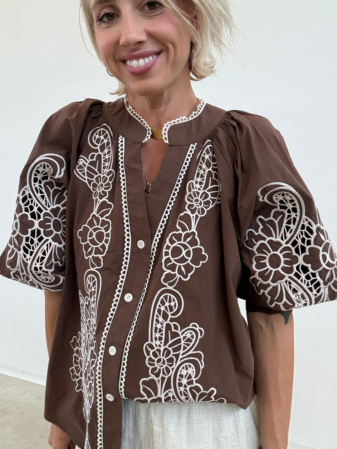 CAMICIA LUISA RICAMO MARRONE