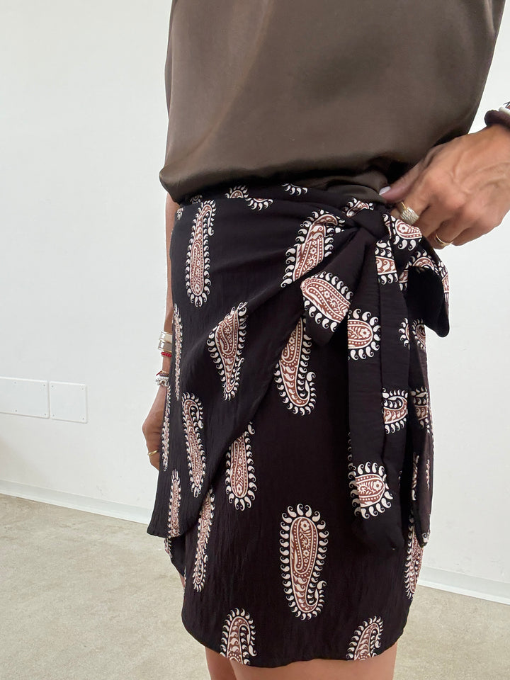 MINIGONNA PAREO NERA PAISLEY CUOIO