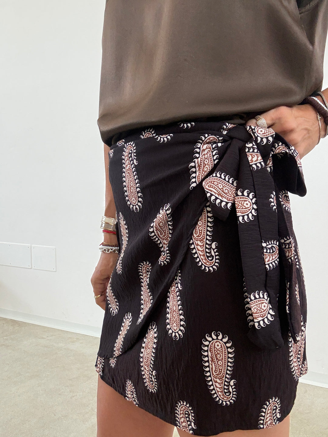 MINIGONNA PAREO NERA PAISLEY CUOIO