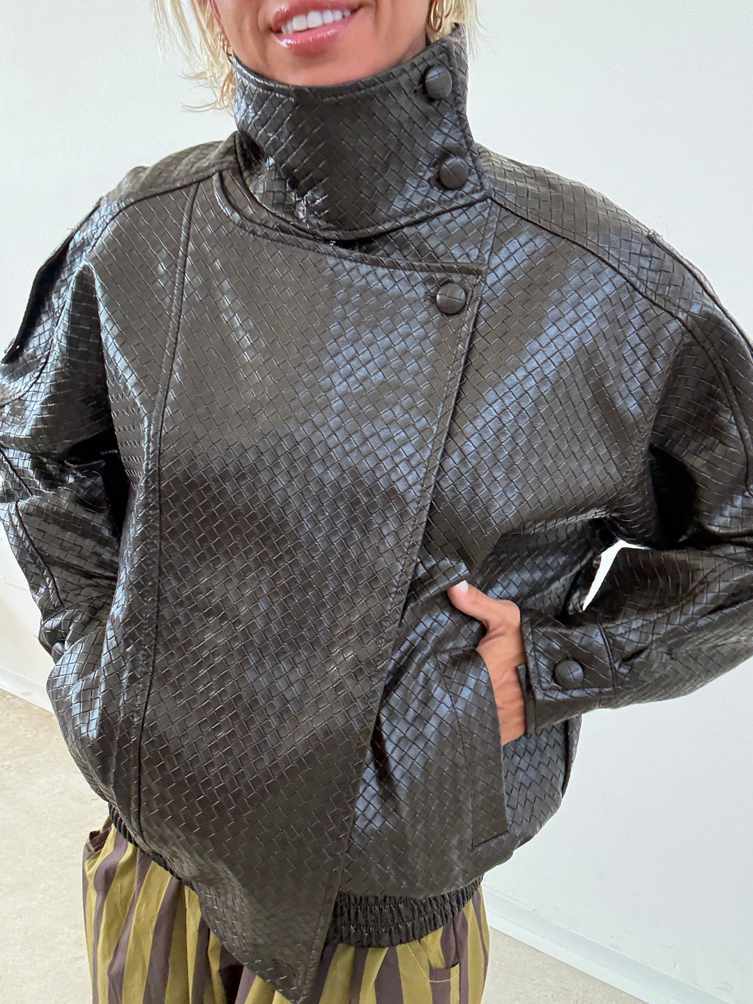 BOMBER INTRECCIATO BOTTONE MORO