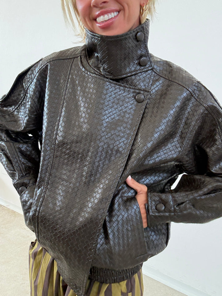 BOMBER INTRECCIATO BOTTONE MORO