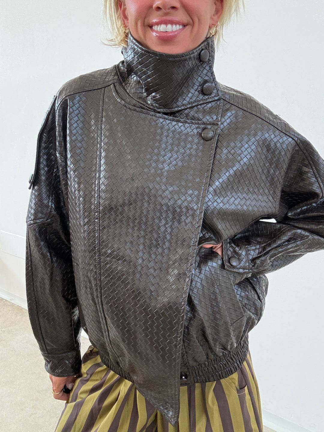 BOMBER INTRECCIATO BOTTONE MORO