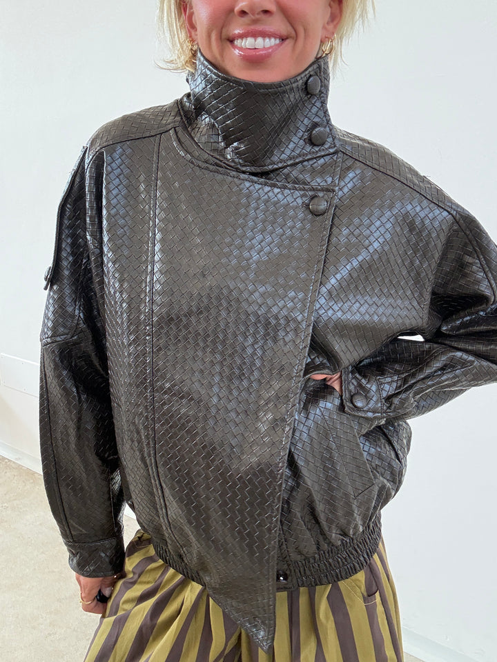 BOMBER INTRECCIATO BOTTONE MORO