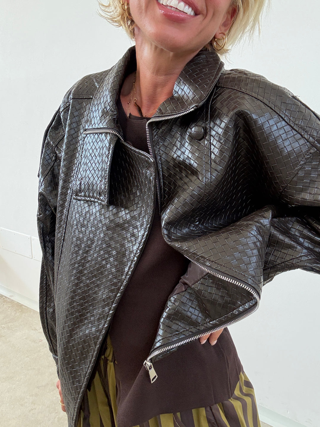 BOMBER INTRECCIATO BOTTONE MORO