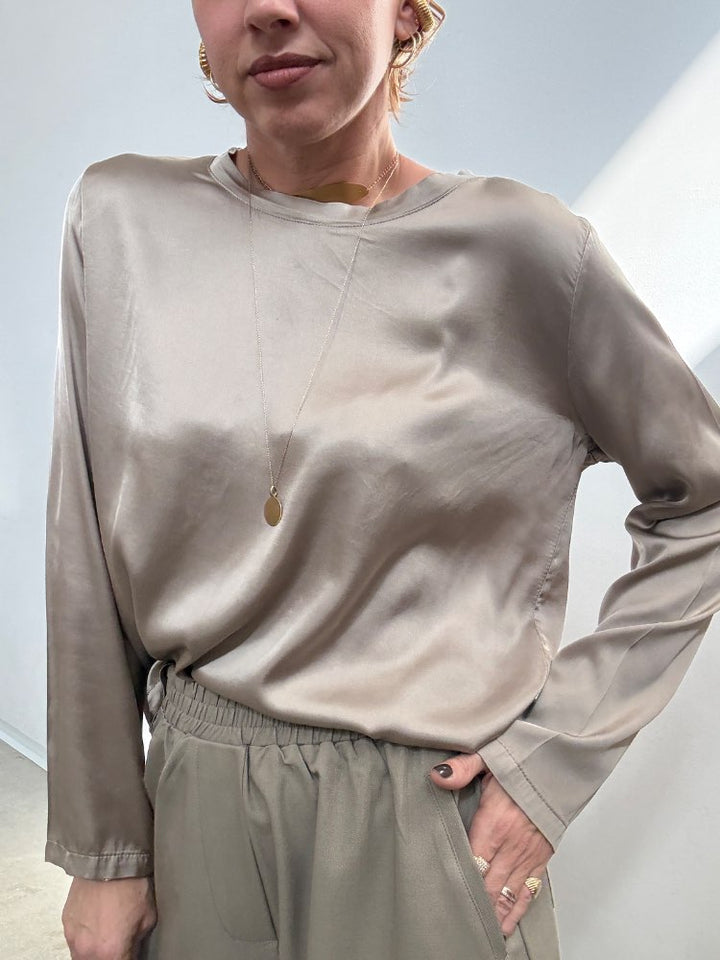 TSHIRT M/LUNGA SATIN TAUPE;TSHIRT M/LUNGA SATIN TAUPE;TSHIRT M/LUNGA SATIN TAUPE;TSHIRT M/LUNGA SATIN TAUPE;TSHIRT M/LUNGA SATIN TAUPE